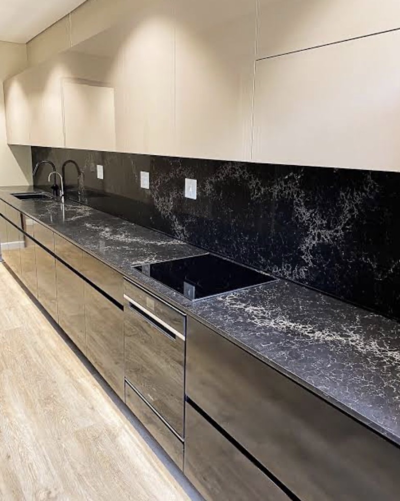 Vanilla Noir quartz kitchen